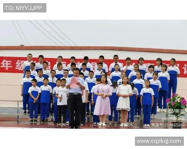 与足球明星亲密合影的女孩展现青春活力与梦想追逐的精彩瞬间